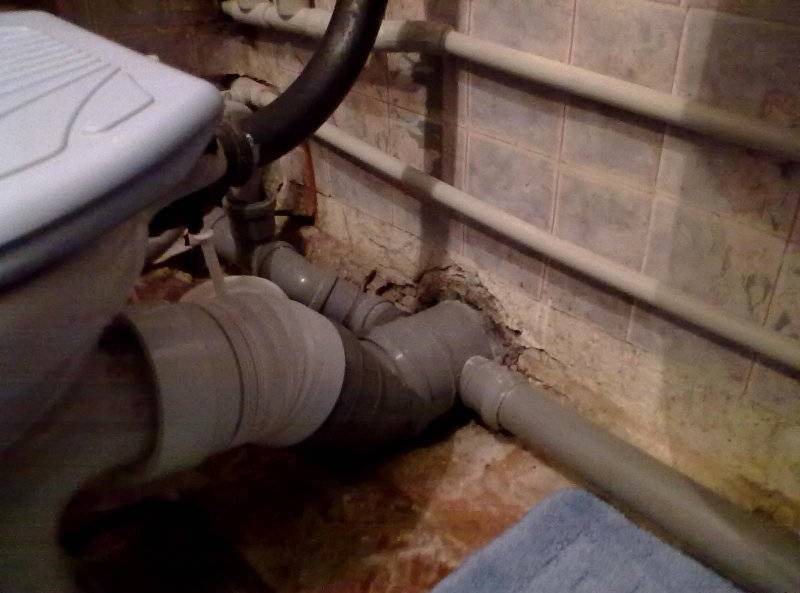 Запах канализации в квартире или в ванной: причины появления и способы устранения - строительство и ремонт