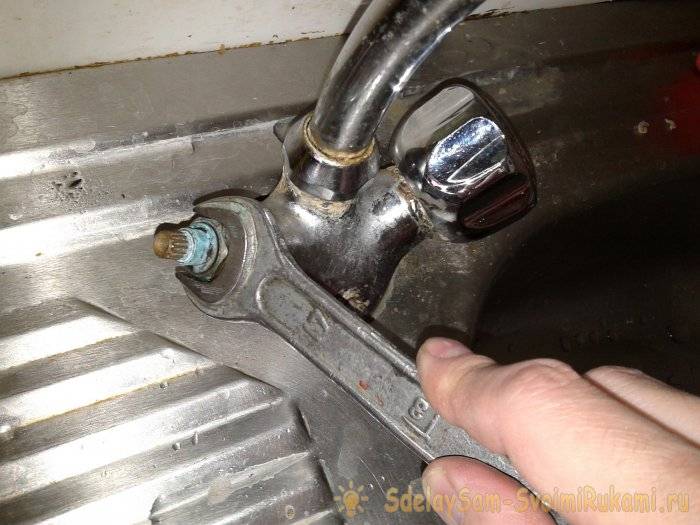 Капает кран на кухне: как починить если он течет