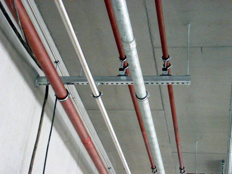 Различные варианты крепления труб: к стене, к полу и потолку, особенности проведения работ