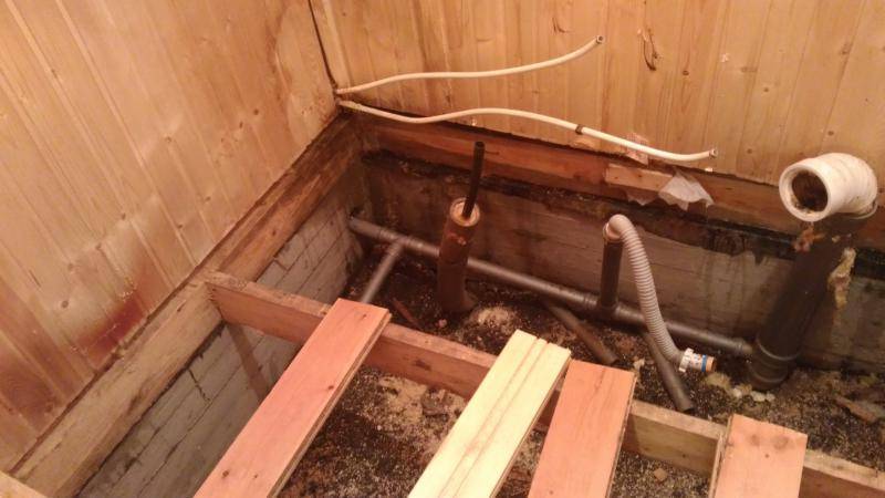 Теплый туалет в деревянном доме без канализации