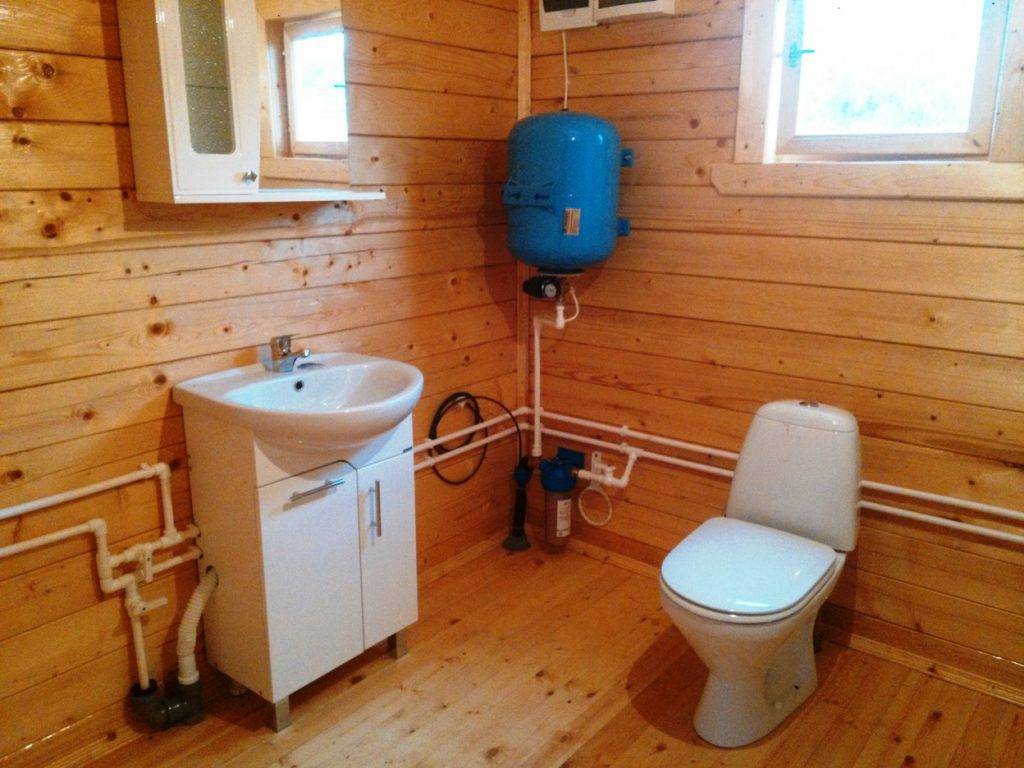 Строительство и обустройство туалета в деревянном доме с канализацией