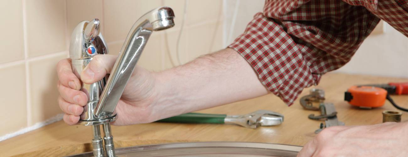 Как поменять кран на кухне – замена смесителя своими руками