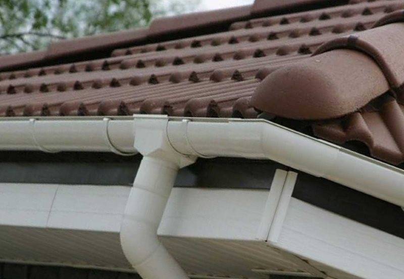 Пластиковые водостоки для крыши — особенности и монтаж