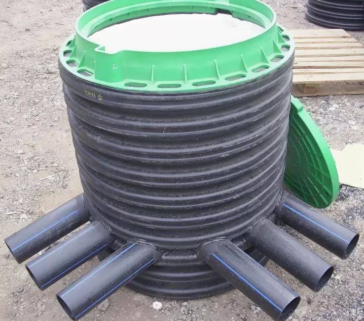 Монтаж канализационного колодца, пластикового и бетонного, примеры