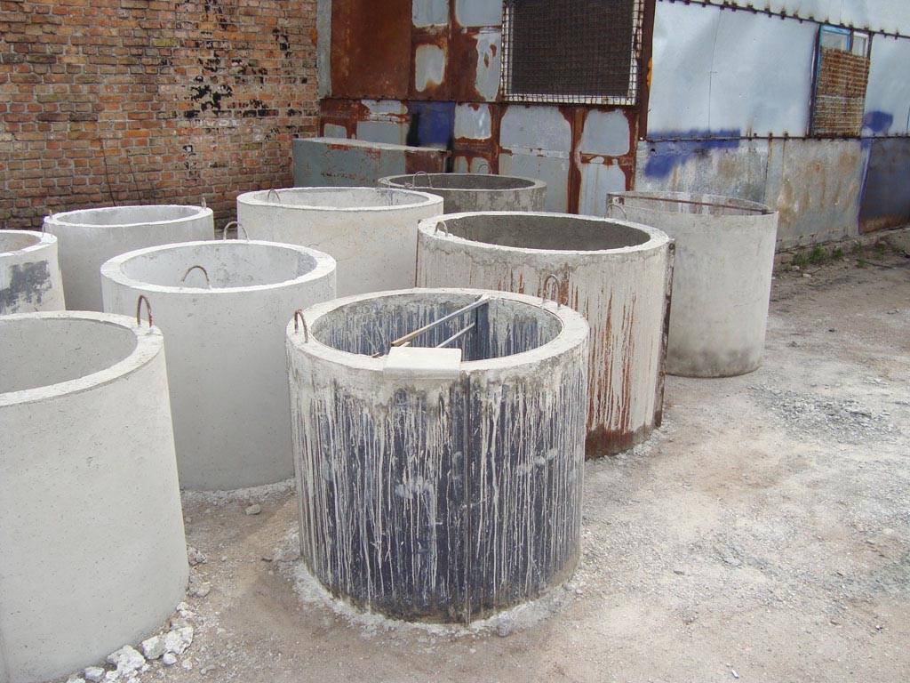 Проблемы укладки бетонных колец при строительстве колодца