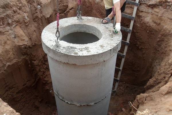 Монтаж канализационного колодца, пластикового и бетонного, примеры