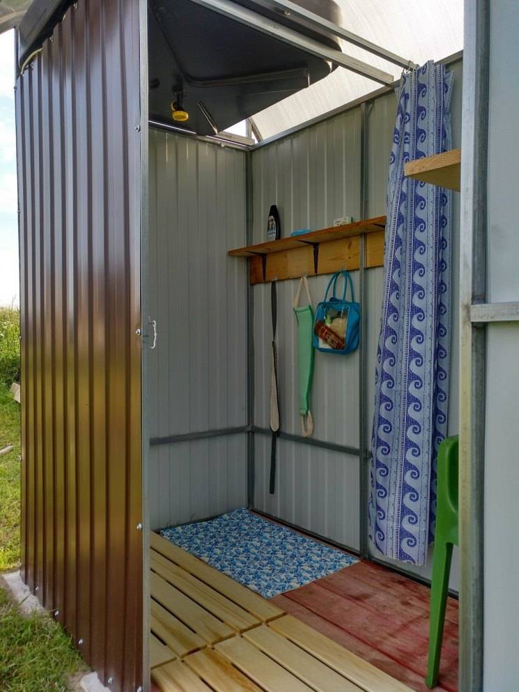 Дачный душ с подогревом и раздевалкой — материалы и особенности строительства