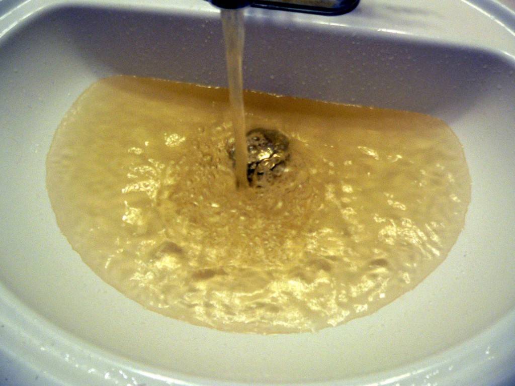 Запах и мутность воды из скважины: причины и способы устранения