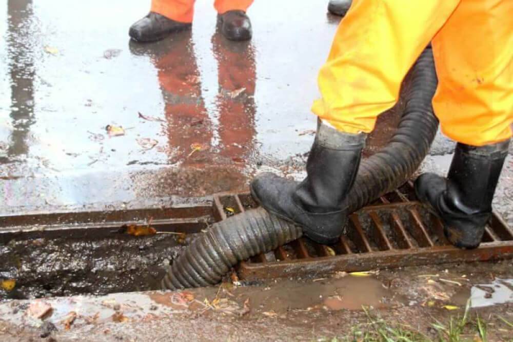 Промывка сетей канализации: прочистка уличных, наружных труб