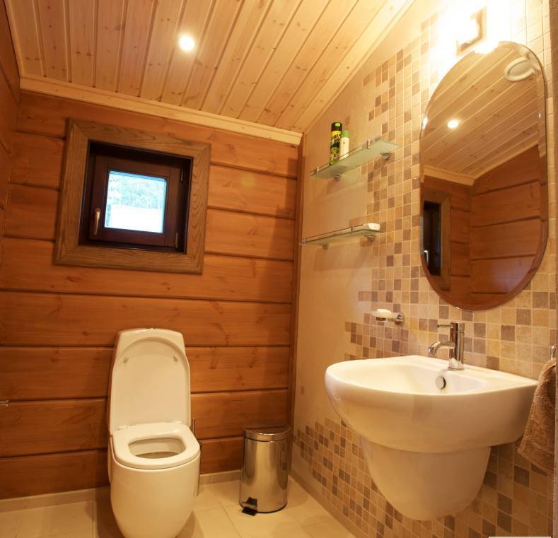 Теплый туалет в деревянном доме без канализации