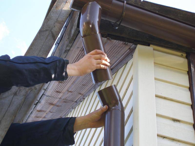 Водостоки для крыши: способы установки водосточных труб