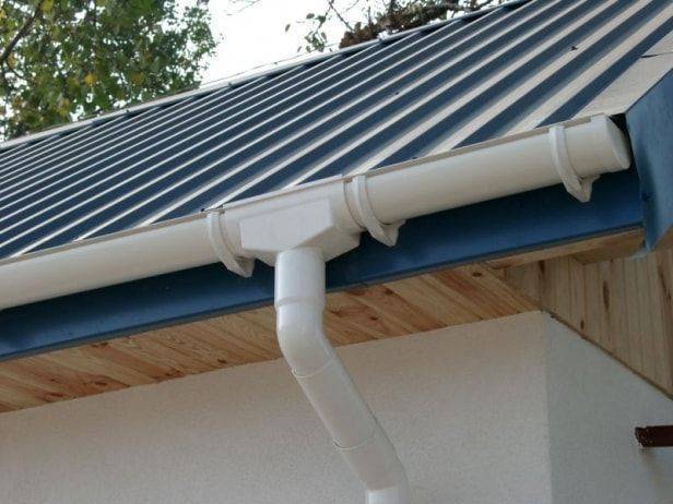 Как правильно установить водостоки на крыше