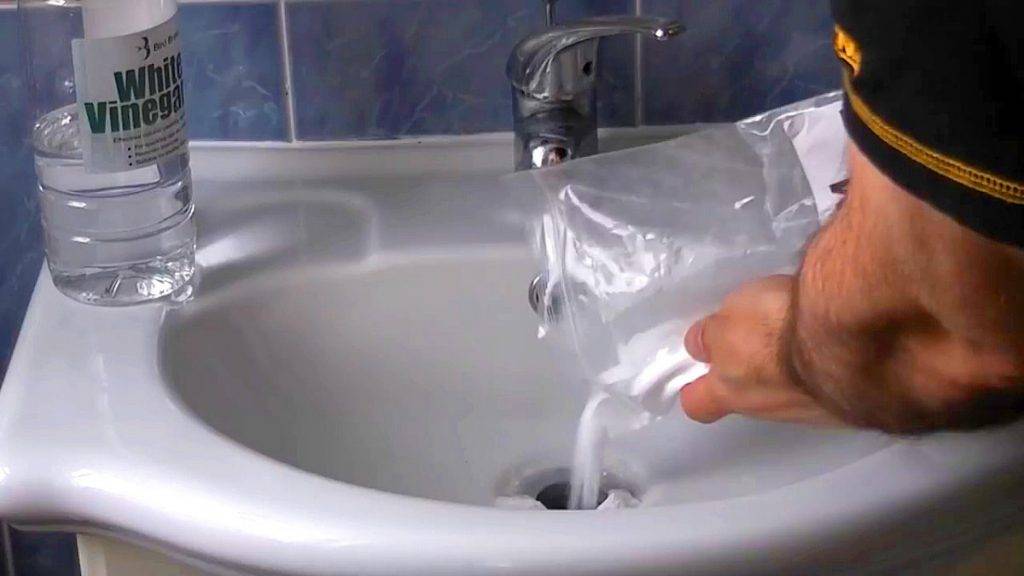 Как прочистить засор в ванной в домашних условиях — описание способов