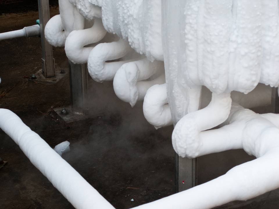 Как отогреть замерзший водопровод в частном доме?