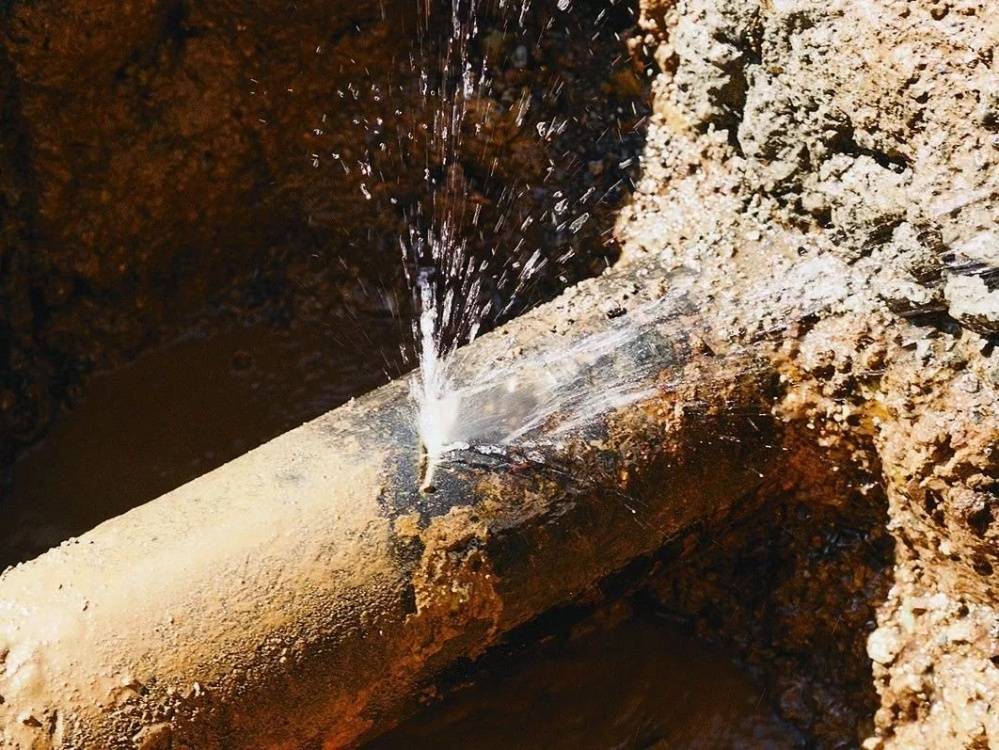 Почему вода из скважины желтеет и пахнет: анализируем основные причины загрязнения