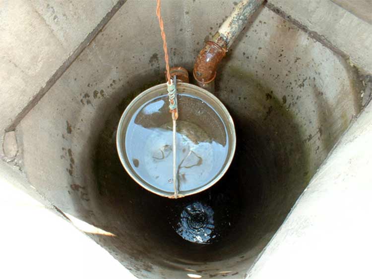 Из скважины идет мутная вода: почему вода мутнеет и способы прочистки скважины от песка или ила