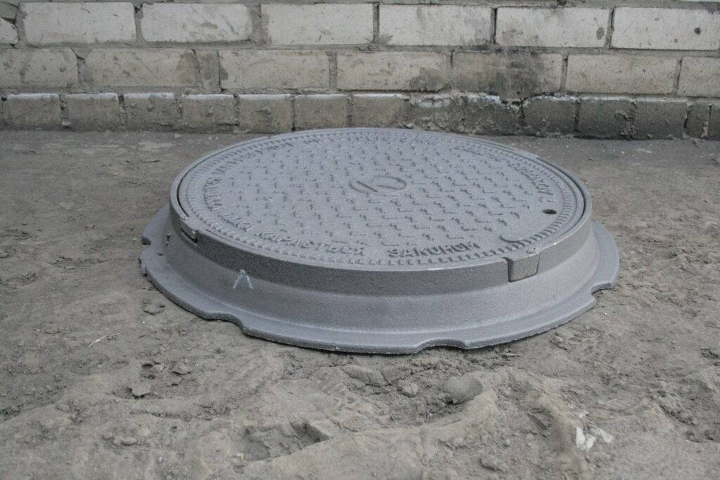 Как сделать крышку для канализационного колодца: обзор моделей + инструкция по изготовлению и монтажу