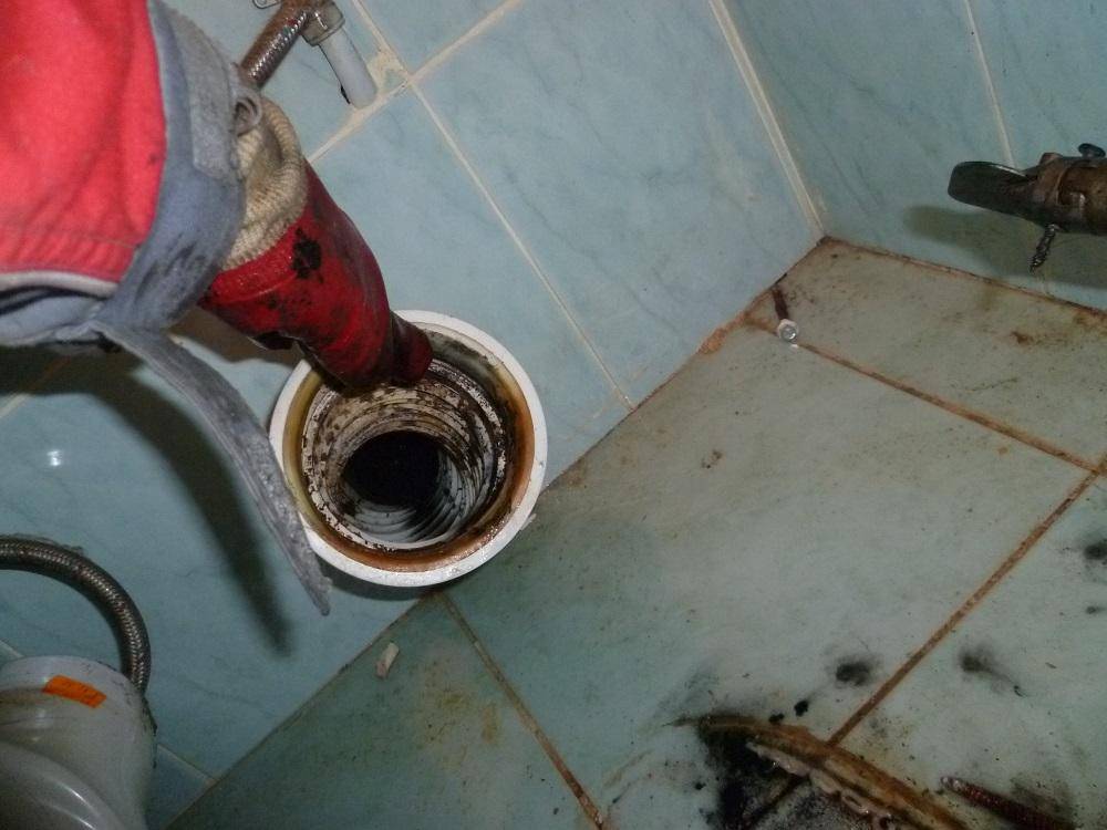 Устранение засоров в трубах канализации своими руками, причины и способы избежать